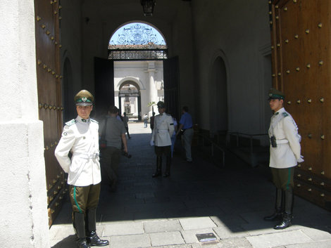 Гвардейцы у президентского дворца Сантьяго, Чили