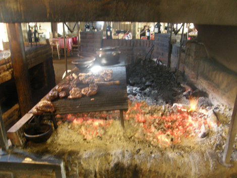 Готовится мясо в ресторане Сантьяго, Чили