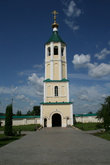Надвратная колокольня, предположительно 1720 года постройки, главный вход в монастырь.