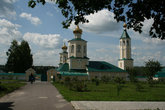 Вид на зимние храмы и колокольню со стороны жилого комплекса монастыря.