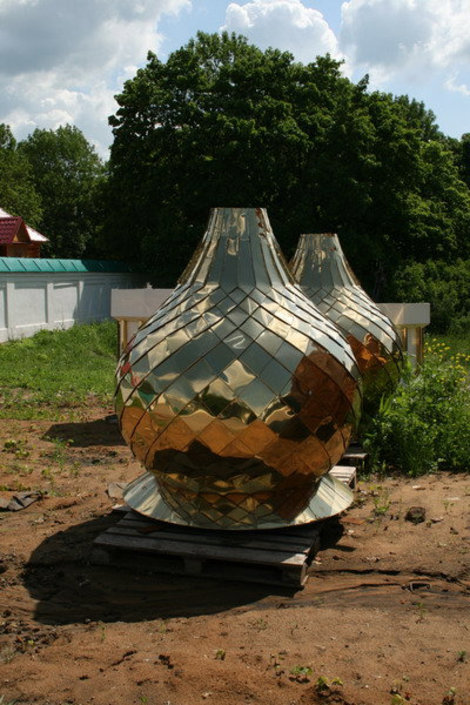 Золотые купола горят на солнце. Саранск, Россия