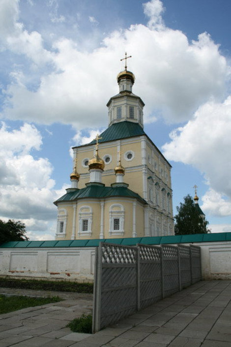 Иоанно-Богословский собор, вид с монастырского кладбища. Саранск, Россия