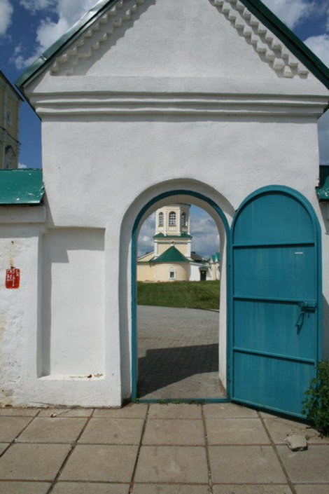 В северной стене рядом с церковью Знамения сделаны небольшие ворота с узким арочным проходом и треугольным фронтоном. Саранск, Россия