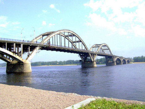 Символ Рыбинска. Этот мост поднял свои арки над Волгой в 1963 году, соединив два берега реки Рыбинск, Россия