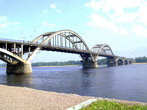 Символ Рыбинска. Этот мост поднял свои арки над Волгой в 1963 году, соединив два берега реки
