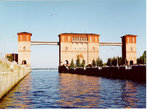 Рыбинск. Шлюз — морские ворота города. Его длина — 300 метров, ширина — 30 метров. На стене средней шлюзоой башни виден барельеф челна атамана Степана Разина.