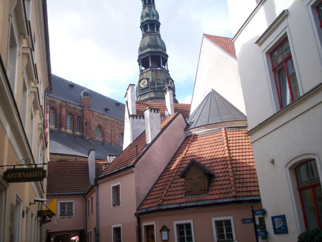 шпиль и смотровая на заднем плане Рига, Латвия