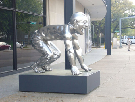 Оригинальная скульптура у входа в музей. Хьюстон, CША