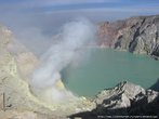 Вулкан Иджен. Серное озеро на дне кратера