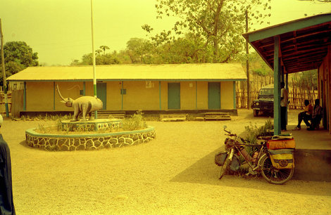 Двор полицейского участка Гвинея