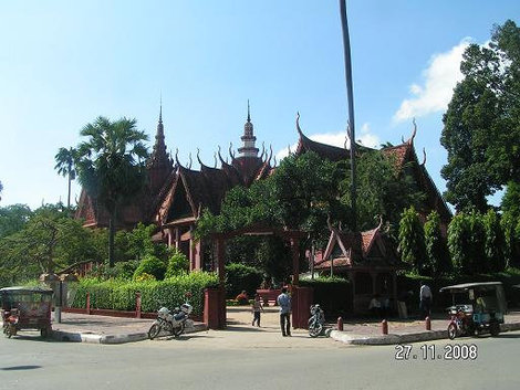 Здание смотрится очень симпатично Пномпень, Камбоджа