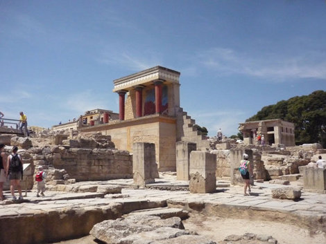 Знаменитый портик при въезде в Кносский дворец Остров Крит, Греция