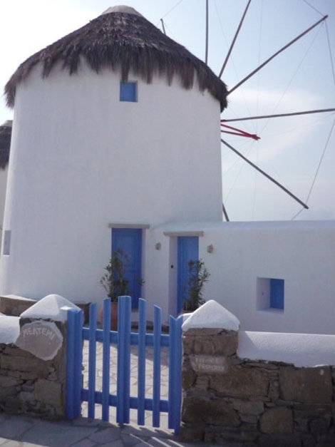 Белый и голубой — традиционные цвета острова Миконос Миконос, остров Миконос, Греция