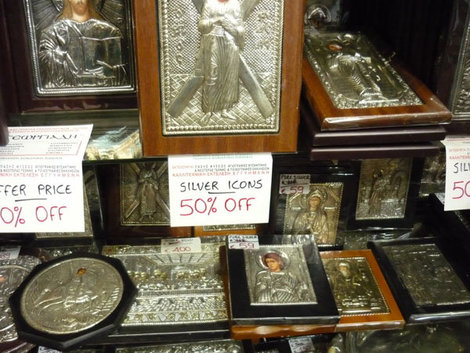 Распродажа серебряных икон в одном из магазинов Хоры Миконос, остров Миконос, Греция