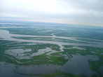 фото  Снимок из окна самолета, на подлете к городу — тундра, вода, озера, болота...