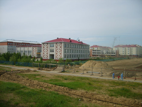 фото Новая средняя школа №1, рядом строится большой стадион. Нарьян-Мар, Россия
