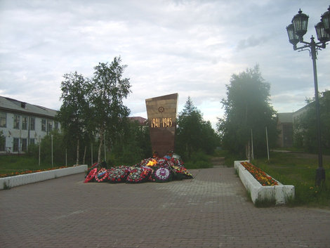 фото Вечный огонь, площадь Победы. Слева — старое здание  когда-то семилетней школы. Нарьян-Мар, Россия