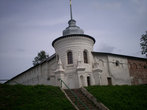 У стен Спасо-Преображенского монастыря