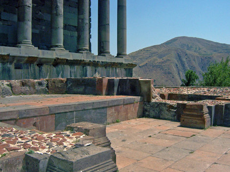 у подножия храма Гарни, Армения
