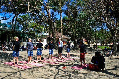 разминка перед серф-уроком Кута, Индонезия