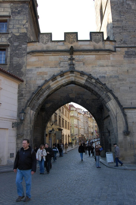 Через эту улочку проходят спускающиеся с Пражского града Прага, Чехия