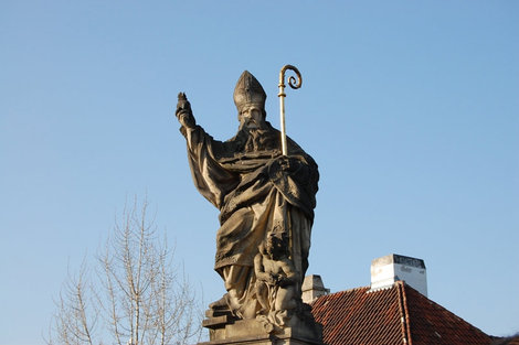 Св. Августин топчет еретические книги, а в руке сжимает пылающее сердце, символ его любви к Господу. Прага, Чехия