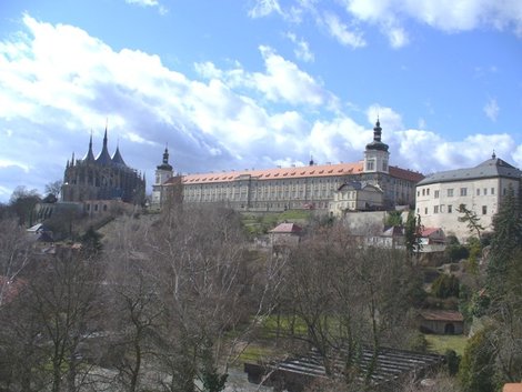 Собор Св. Варвары и Иезуитское общежитие со смотровой площадки Кутна-Гора, Чехия