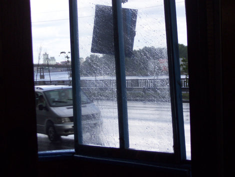 Сейчас стекла защищают от дождя, а раньше площадка вагоновожатого была открыта ветрам и дождю Киев, Украина