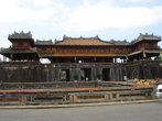 Вход в императорский дворец. Перед стеной, под мостиком проходит ров метров 5-7 шириной