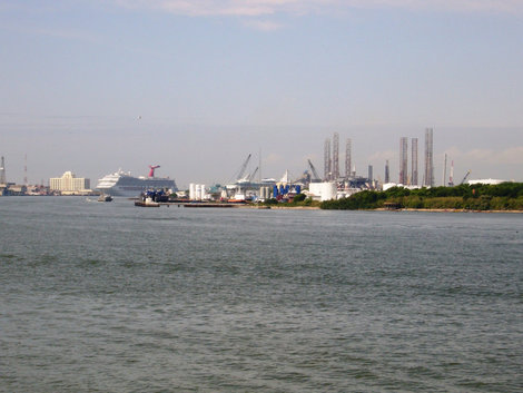 Вид на порт Галвестона, виден большой круизный корабль. Гэлвестон, CША