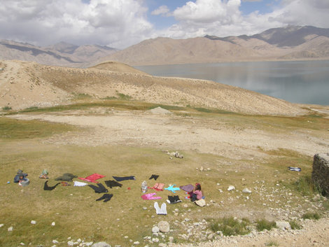 Рядом бьёт источник с горячей водой, который местные жители используют как баню, и как прачечную. Горно-Бадахшанская область, Таджикистан