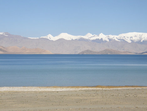 Озеро Каракуль, один из снежных пиков на заднем плане — пик Ленина. Горно-Бадахшанская область, Таджикистан
