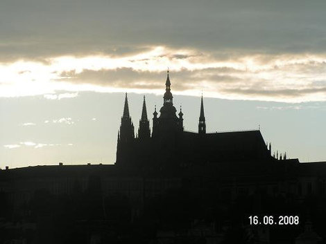 Пронизая облака Прага, Чехия