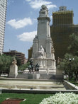 Памятник Сервантесу и его бессмертным героям Дон Кихоту и Санчо Пансо.Этот памятник был установлен в честь 300 летия со дня смерти писателя в 1915 году.