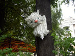 Этот кот из пластмасовых вилок сидит на дереве уличного кафе у Золотых ворот