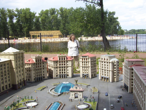 Майдан в миниатюре в Гидропарке Киев, Украина