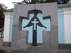 Памятник жертвам голодомора у Михайловского монастыря