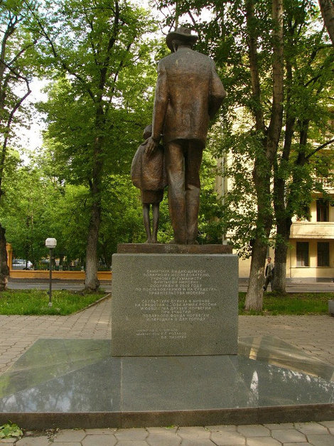 Памятник полярнику Фритьофу Нансену во дворе дома, где в XIX веке жил Белинский. Москва, Россия