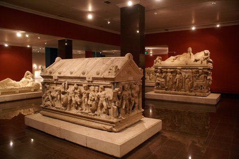 Саркофаги в Археологическом музее Анталия, Турция