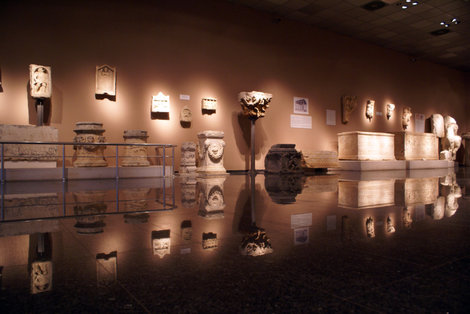 В полутемном зале Археологического музея Анталия, Турция