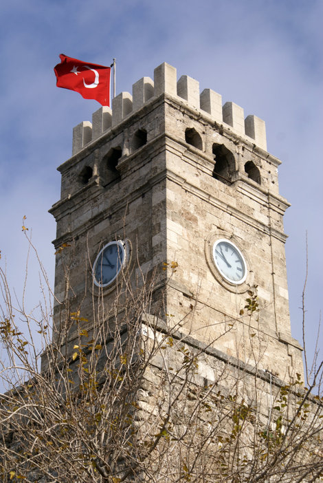Башня с часами и красный турецкий флаг Анталия, Турция