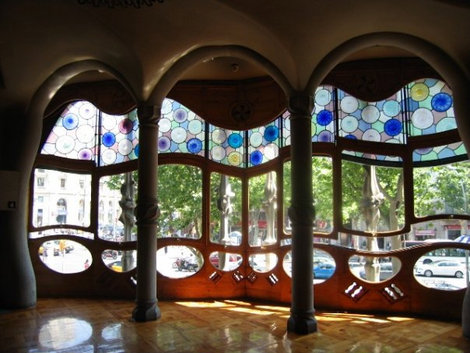 Артистично обыгрываемая повсюду линеарно-пространственная структура торжествует и во внутренних помещениях здания. Барселона, Испания