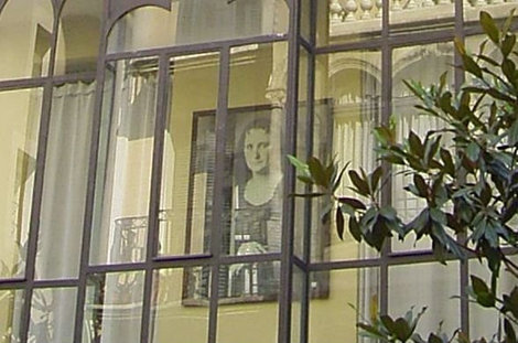 Издалека этот портрет на балконе дома показался мне «Мона Лизой». Подошла ближе оказалось оптический обман. Барселона, Испания