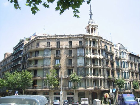 Ровные ряды улиц Эщампле Барселона, Испания