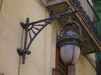 Такие вот старые фонари украшают многие дома и улицы Готического квартала.