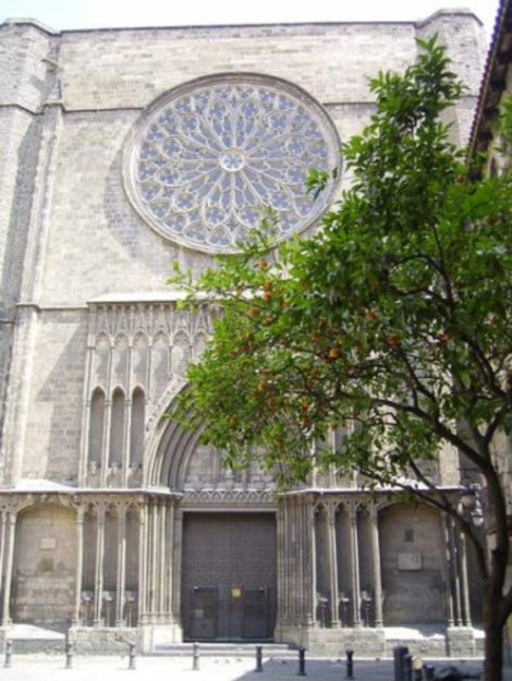 Церковь дель Пи с громадной розеткой чуть ли не в половину высоты церкви. На небольшой площади перед нею расположен  продуктовый рынок. Барселона, Испания