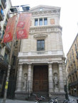 Напротив Женералитета стоит здание мэрии Барселоны. Вверху развеваются три флага — Каталонии, Испании и (как я предполагаю) города Барселоны (не путать с флагом футбольного клуба Барселона).