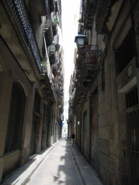 Улицы Готического квартала настолько узки, что солнечный свет в них почти не попадает. Барселона, Испания