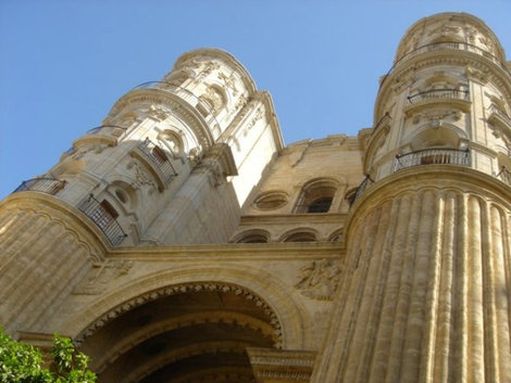 Кафедральный собор находится в старом центре Малаги. Он живописно окружен старыми постройками и апельсиновыми деревьями. Малага, Испания