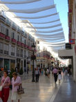Центральная торговая улица. Видите полотна наверху? Таким образом испанцы создают прохладу. Мы это наблюдали и в других городах.